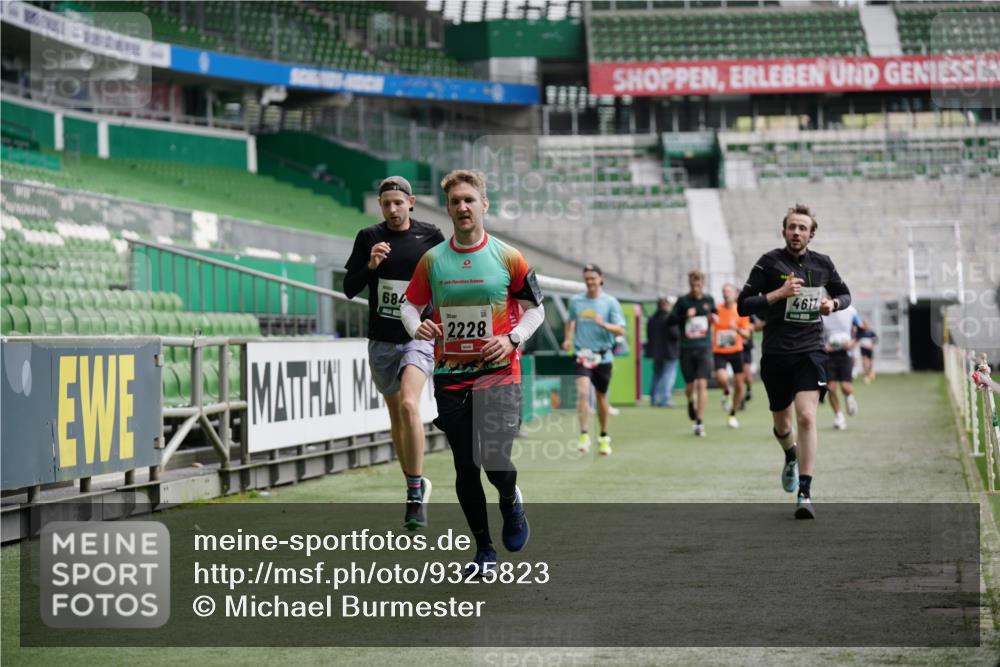 05.10.2025 - 20. swb-Marathon Bremen Michael Burmester http://msf.ph/oto/9325823 05.10.2025 12:46:06 Laufen im Stadion 256, 281, 349, 649, 852, 943, 1091, 1146, 1307, 2163, 2228, 2276, 2545, 2585, 3197, 3381, 3807, 4274, 4617, 4786, 5132, 5588, 6150, 6849, 7028, 7440, 7526, 7675, 1055, 1146, 1790, 1883, 3197, 3218, 8747 meine-sportfotos.de