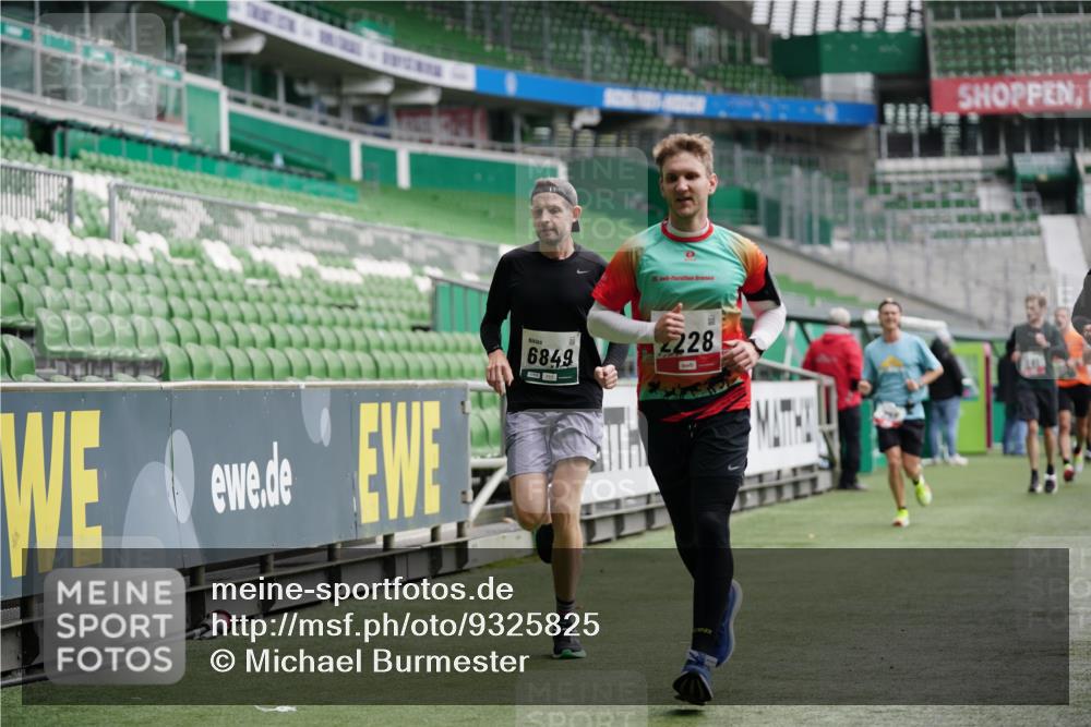 05.10.2025 - 20. swb-Marathon Bremen Michael Burmester http://msf.ph/oto/9325825 05.10.2025 12:46:07 Laufen im Stadion 256, 281, 349, 649, 852, 943, 1091, 1307, 2163, 2228, 2276, 2545, 2585, 3381, 3807, 4274, 4617, 4786, 5132, 5588, 6150, 6849, 7028, 7440, 7526, 7675, 1055, 1146, 1790, 1883, 3197, 3218, 8747 meine-sportfotos.de