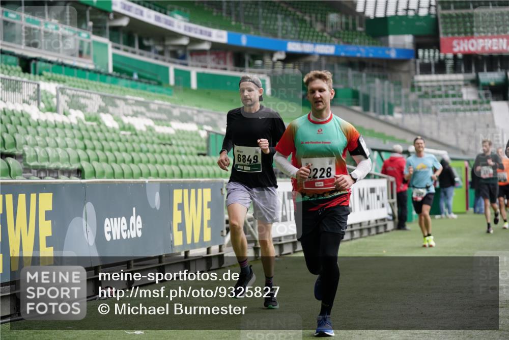 05.10.2025 - 20. swb-Marathon Bremen Michael Burmester http://msf.ph/oto/9325827 05.10.2025 12:46:07 Laufen im Stadion 256, 281, 349, 649, 852, 943, 1091, 1307, 2163, 2228, 2276, 2545, 2585, 3381, 3807, 4274, 4617, 4786, 5132, 5588, 6150, 6849, 7028, 7440, 7526, 7675, 1055, 1146, 1790, 1883, 3197, 3218, 8747 meine-sportfotos.de