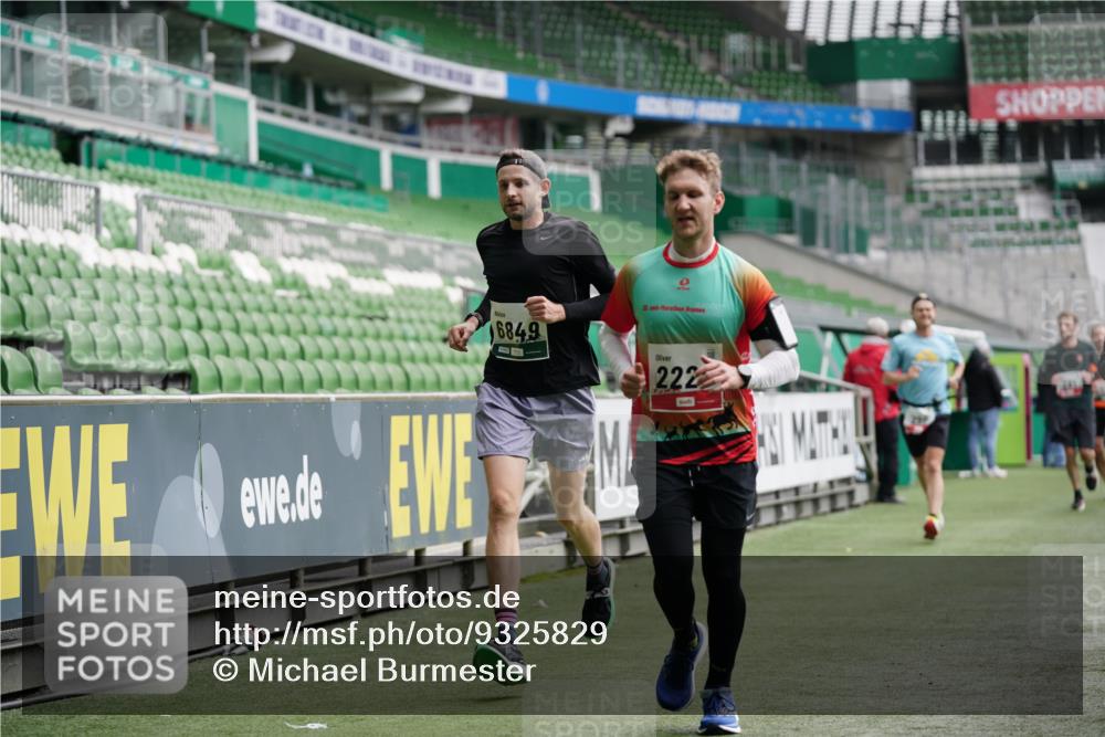 05.10.2025 - 20. swb-Marathon Bremen Michael Burmester http://msf.ph/oto/9325829 05.10.2025 12:46:07 Laufen im Stadion 256, 281, 349, 649, 852, 943, 1091, 1307, 2163, 2228, 2276, 2545, 2585, 3381, 3807, 4274, 4617, 4786, 5132, 5588, 6150, 6849, 7028, 7440, 7526, 7675, 1055, 1146, 1790, 1883, 3197, 3218, 8747 meine-sportfotos.de