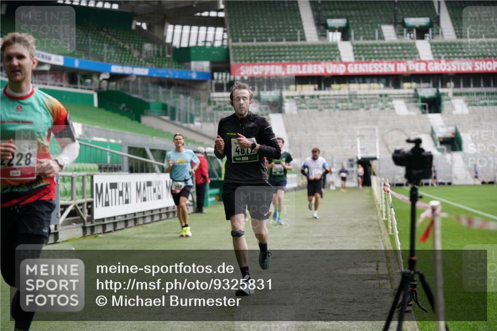 05.10.2025 - 20. swb-Marathon Bremen Michael Burmester http://msf.ph/oto/9325831 05.10.2025 12:46:08 Laufen im Stadion 256, 281, 349, 649, 852, 943, 1091, 1307, 2163, 2228, 2276, 2545, 2585, 3381, 3807, 4274, 4617, 4786, 5132, 5588, 6150, 6849, 7028, 7440, 7526, 7675, 1055, 1146, 1790, 1883, 3197, 3218, 6150, 8747 meine-sportfotos.de