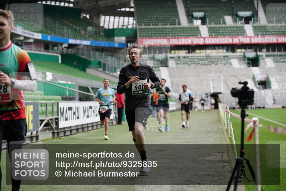 05.10.2025 - 20. swb-Marathon Bremen Michael Burmester http://msf.ph/oto/9325835 05.10.2025 12:46:08 Laufen im Stadion 256, 281, 349, 649, 852, 943, 1091, 1307, 2163, 2228, 2276, 2545, 2585, 3381, 3807, 4274, 4617, 4786, 5132, 5588, 6150, 6849, 7028, 7440, 7526, 7675, 1055, 1146, 1790, 1883, 3197, 3218, 6150, 8747 meine-sportfotos.de