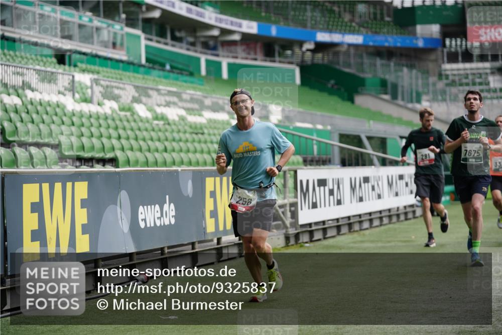 05.10.2025 - 20. swb-Marathon Bremen Michael Burmester http://msf.ph/oto/9325837 05.10.2025 12:46:11 Laufen im Stadion 256, 281, 349, 649, 852, 943, 1091, 1307, 2163, 2228, 2276, 2545, 2585, 3381, 3807, 4274, 4617, 4786, 5132, 5588, 6849, 7028, 7440, 7526, 7675, 1146, 1790, 1883, 3197, 6150, 8747 meine-sportfotos.de