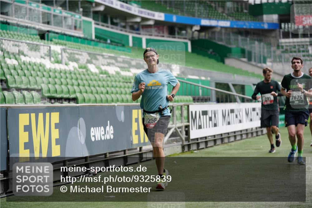 05.10.2025 - 20. swb-Marathon Bremen Michael Burmester http://msf.ph/oto/9325839 05.10.2025 12:46:11 Laufen im Stadion 256, 281, 349, 649, 852, 943, 1091, 1307, 2163, 2228, 2276, 2545, 2585, 3381, 3807, 4274, 4617, 4786, 5132, 5588, 6849, 7028, 7440, 7526, 7675, 1146, 1790, 1883, 3197, 6150, 8747 meine-sportfotos.de