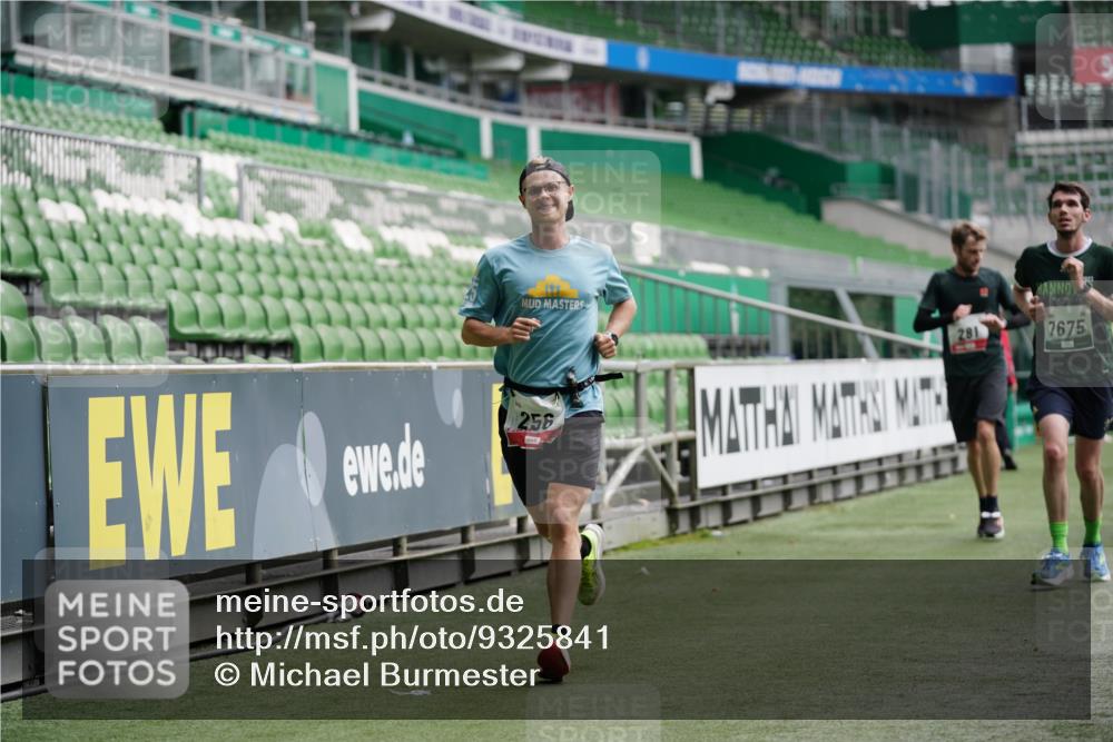 05.10.2025 - 20. swb-Marathon Bremen Michael Burmester http://msf.ph/oto/9325841 05.10.2025 12:46:11 Laufen im Stadion 256, 281, 349, 649, 852, 943, 1091, 1307, 2163, 2228, 2276, 2545, 2585, 3381, 3807, 4274, 4617, 4786, 5132, 5588, 6849, 7028, 7440, 7526, 7675, 1146, 1790, 1883, 3197, 6150, 8747 meine-sportfotos.de