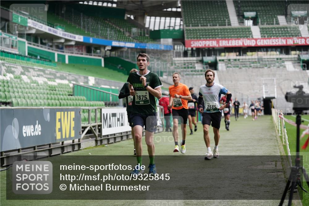 05.10.2025 - 20. swb-Marathon Bremen Michael Burmester http://msf.ph/oto/9325845 05.10.2025 12:46:13 Laufen im Stadion 256, 281, 349, 649, 852, 943, 1091, 1307, 2163, 2228, 2276, 2545, 2585, 3054, 3381, 3807, 4274, 4617, 4786, 5132, 5588, 6849, 7028, 7440, 7526, 7675, 1146, 1790, 1883, 3197, 6150, 7440, 8747 meine-sportfotos.de