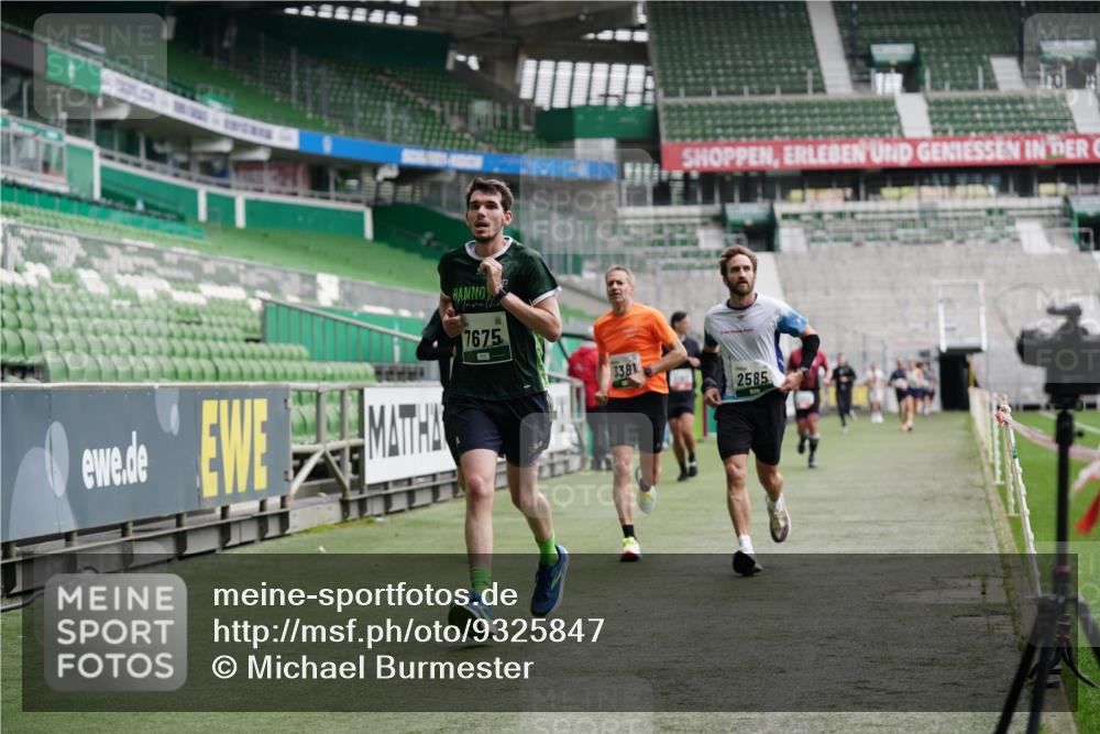 05.10.2025 - 20. swb-Marathon Bremen Michael Burmester http://msf.ph/oto/9325847 05.10.2025 12:46:13 Laufen im Stadion 256, 281, 349, 649, 852, 943, 1091, 1307, 2163, 2228, 2276, 2545, 2585, 3054, 3381, 3807, 4274, 4617, 4786, 5132, 5588, 6849, 7028, 7440, 7526, 7675, 1146, 1790, 1883, 3197, 6150, 7440, 8747 meine-sportfotos.de