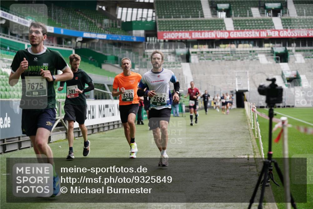 05.10.2025 - 20. swb-Marathon Bremen Michael Burmester http://msf.ph/oto/9325849 05.10.2025 12:46:14 Laufen im Stadion 256, 281, 349, 649, 852, 891, 943, 1091, 1307, 2163, 2228, 2276, 2545, 2585, 3054, 3381, 3807, 4274, 4617, 4786, 5132, 5588, 6849, 7028, 7526, 7675, 1146, 1790, 1883, 3197, 6150, 7440, 8747 meine-sportfotos.de