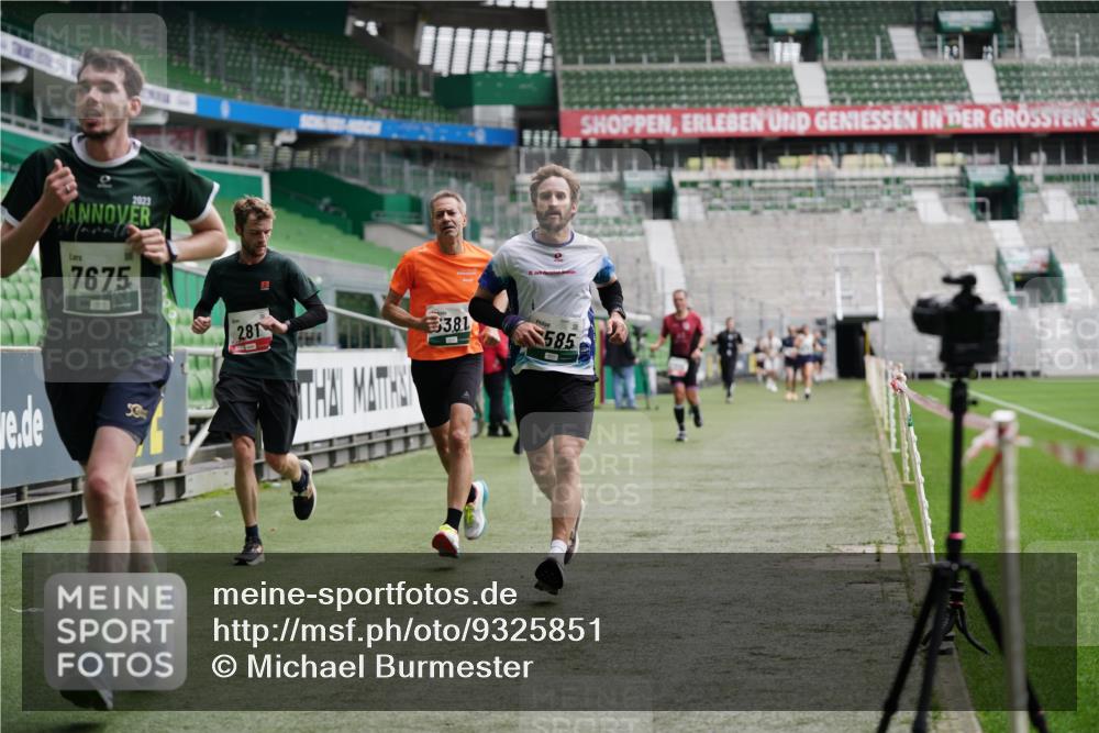 05.10.2025 - 20. swb-Marathon Bremen Michael Burmester http://msf.ph/oto/9325851 05.10.2025 12:46:14 Laufen im Stadion 256, 281, 349, 649, 852, 891, 943, 1091, 1307, 2163, 2228, 2276, 2545, 2585, 3054, 3381, 3807, 4274, 4617, 4786, 5132, 5588, 6849, 7028, 7526, 7675, 1146, 1790, 1883, 3197, 6150, 7440, 8747 meine-sportfotos.de