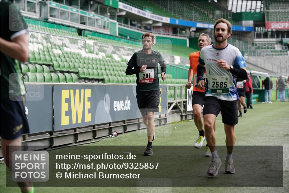 05.10.2025 - 20. swb-Marathon Bremen Michael Burmester http://msf.ph/oto/9325857 05.10.2025 12:46:15 Laufen im Stadion 256, 281, 349, 649, 852, 891, 943, 1091, 1307, 2163, 2228, 2276, 2545, 2585, 3054, 3381, 3807, 4274, 4617, 4786, 5132, 5588, 6849, 7028, 7526, 7675, 1146, 1790, 1883, 3197, 4786, 6150, 7440, 8747 meine-sportfotos.de