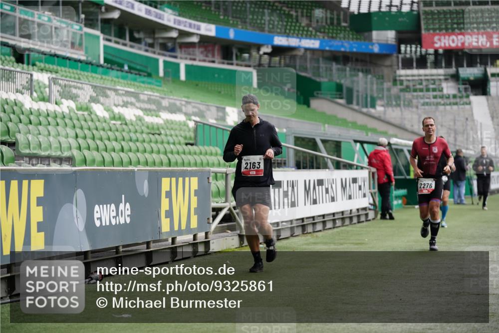 05.10.2025 - 20. swb-Marathon Bremen Michael Burmester http://msf.ph/oto/9325861 05.10.2025 12:46:18 Laufen im Stadion 256, 281, 349, 649, 852, 891, 943, 1091, 1246, 1307, 2163, 2228, 2276, 2545, 2585, 3054, 3084, 3381, 3807, 4274, 4617, 4758, 5132, 5588, 6849, 7028, 7526, 7675, 1146, 1883, 3197, 4786, 6150, 7440 meine-sportfotos.de