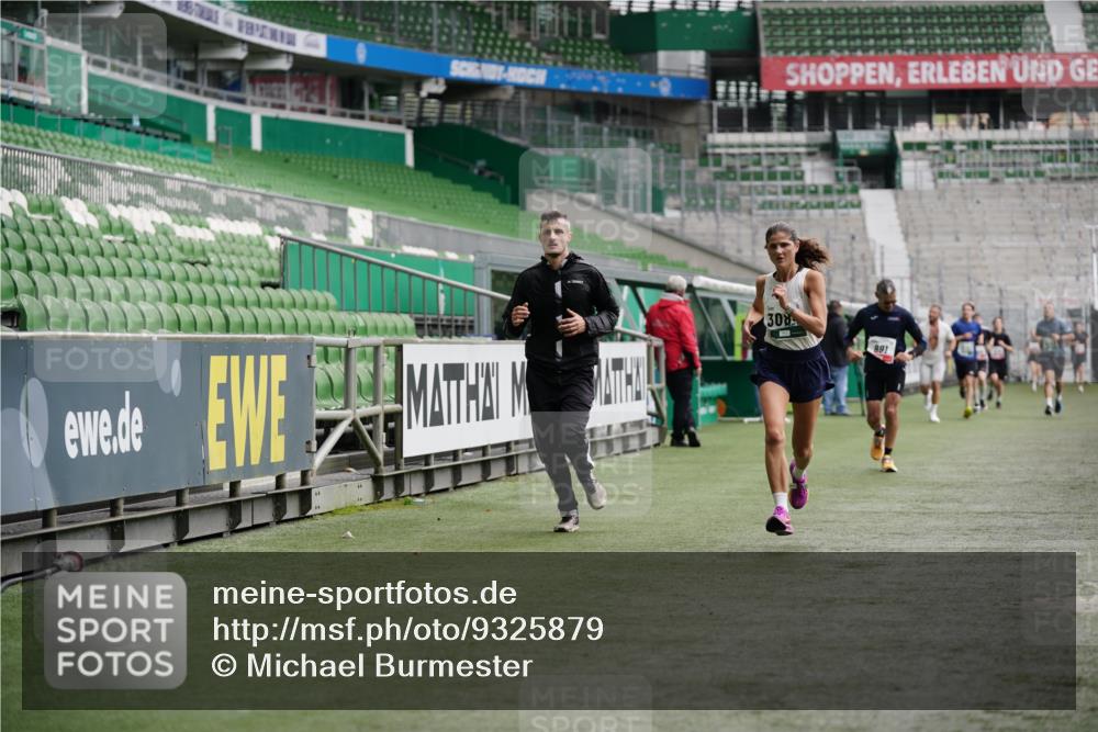 05.10.2025 - 20. swb-Marathon Bremen Michael Burmester http://msf.ph/oto/9325879 05.10.2025 12:46:27 Laufen im Stadion 256, 281, 609, 649, 852, 891, 943, 1091, 1246, 1307, 1521, 2163, 2228, 2276, 2545, 2585, 3054, 3084, 3381, 4274, 4617, 4758, 4848, 6849, 7028, 7526, 7583, 7675, 349, 3807, 4786, 5132, 5588, 6150, 7028, 7440 meine-sportfotos.de