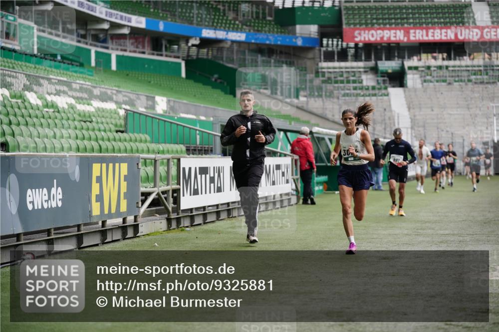 05.10.2025 - 20. swb-Marathon Bremen Michael Burmester http://msf.ph/oto/9325881 05.10.2025 12:46:27 Laufen im Stadion 256, 281, 609, 649, 852, 891, 943, 1091, 1246, 1307, 1521, 2163, 2228, 2276, 2545, 2585, 3054, 3084, 3381, 4274, 4617, 4758, 4848, 6849, 7028, 7526, 7583, 7675, 349, 3807, 4786, 5132, 5588, 6150, 7028, 7440 meine-sportfotos.de