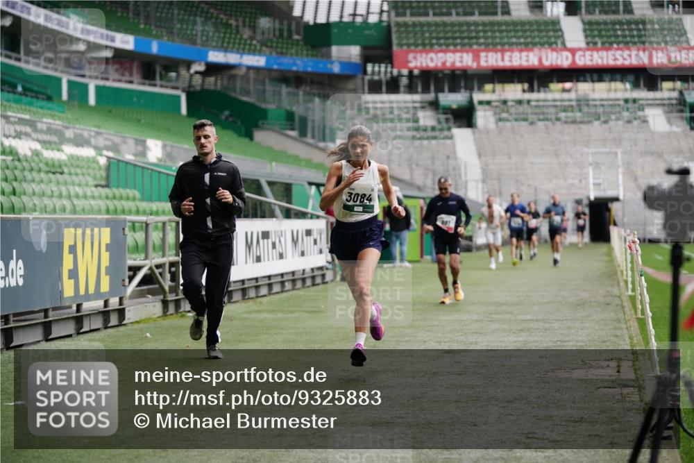 05.10.2025 - 20. swb-Marathon Bremen Michael Burmester http://msf.ph/oto/9325883 05.10.2025 12:46:28 Laufen im Stadion 256, 281, 609, 649, 852, 891, 943, 1091, 1246, 1307, 1521, 2163, 2228, 2276, 2545, 2585, 3054, 3084, 3381, 4274, 4617, 4758, 4848, 6849, 7526, 7583, 7675, 349, 3807, 4786, 5132, 5588, 6150, 7028, 7440 meine-sportfotos.de