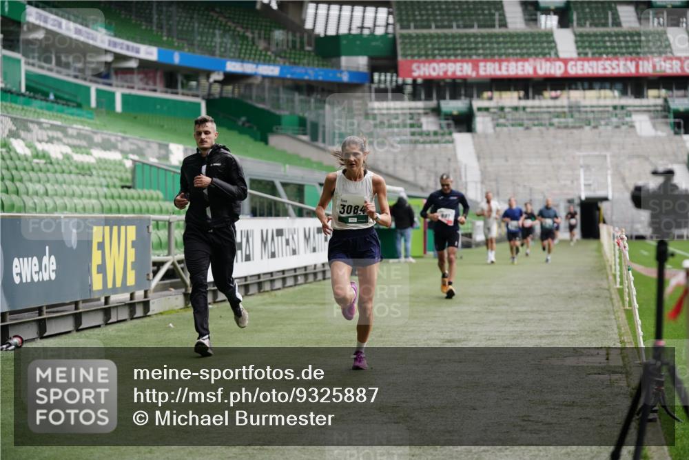 05.10.2025 - 20. swb-Marathon Bremen Michael Burmester http://msf.ph/oto/9325887 05.10.2025 12:46:28 Laufen im Stadion 256, 281, 609, 649, 852, 891, 943, 1091, 1246, 1307, 1521, 2163, 2228, 2276, 2545, 2585, 3054, 3084, 3381, 4274, 4617, 4758, 4848, 6849, 7526, 7583, 7675, 349, 3807, 4786, 5132, 5588, 6150, 7028, 7440 meine-sportfotos.de