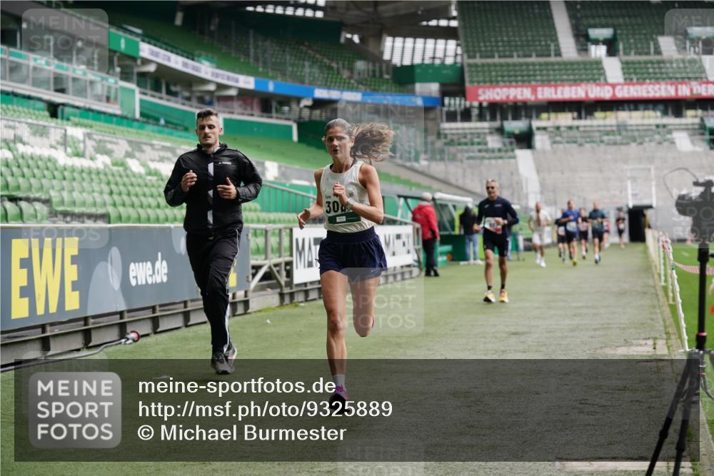 05.10.2025 - 20. swb-Marathon Bremen Michael Burmester http://msf.ph/oto/9325889 05.10.2025 12:46:29 Laufen im Stadion 256, 281, 609, 649, 852, 891, 943, 1091, 1246, 1307, 1521, 2163, 2228, 2276, 2545, 2585, 3054, 3084, 3381, 4274, 4617, 4758, 4848, 6849, 7526, 7583, 7675, 349, 649, 852, 1307, 3807, 4786, 5132, 5588, 7028, 7440 meine-sportfotos.de