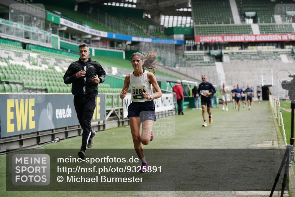 05.10.2025 - 20. swb-Marathon Bremen Michael Burmester http://msf.ph/oto/9325891 05.10.2025 12:46:29 Laufen im Stadion 256, 281, 609, 649, 852, 891, 943, 1091, 1246, 1307, 1521, 2163, 2228, 2276, 2545, 2585, 3054, 3084, 3381, 4274, 4617, 4758, 4848, 6849, 7526, 7583, 7675, 349, 649, 852, 1307, 3807, 4786, 5132, 5588, 7028, 7440 meine-sportfotos.de
