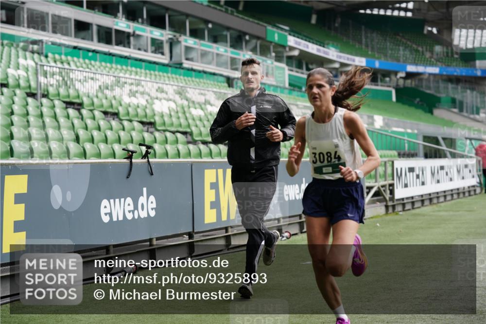 05.10.2025 - 20. swb-Marathon Bremen Michael Burmester http://msf.ph/oto/9325893 05.10.2025 12:46:30 Laufen im Stadion 256, 281, 609, 891, 943, 1091, 1246, 1521, 2163, 2228, 2276, 2545, 2585, 3054, 3084, 3381, 4274, 4617, 4758, 4848, 6849, 7526, 7583, 7675, 349, 649, 852, 943, 1307, 3807, 4786, 5132, 5588, 7028, 7440 meine-sportfotos.de