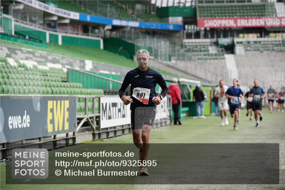 05.10.2025 - 20. swb-Marathon Bremen Michael Burmester http://msf.ph/oto/9325895 05.10.2025 12:46:33 Laufen im Stadion 256, 281, 609, 818, 891, 1091, 1246, 1521, 2163, 2228, 2276, 2585, 3054, 3084, 3381, 4274, 4617, 4758, 4848, 6849, 7526, 7583, 7675, 349, 649, 852, 943, 1307, 2545, 3807, 4786, 5132, 5588, 7028, 7440 meine-sportfotos.de