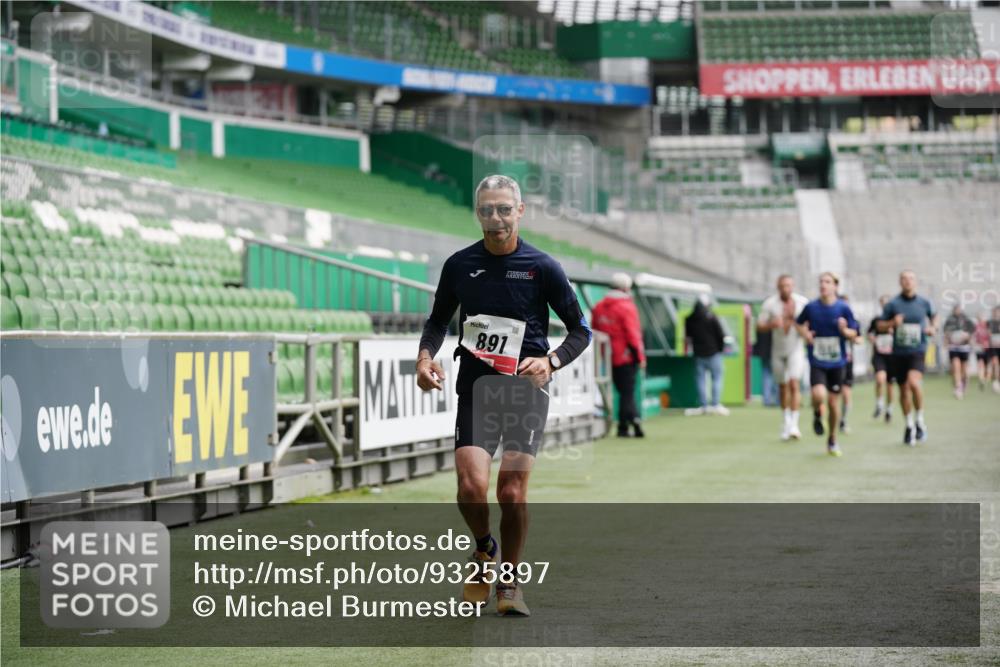 05.10.2025 - 20. swb-Marathon Bremen Michael Burmester http://msf.ph/oto/9325897 05.10.2025 12:46:33 Laufen im Stadion 256, 281, 609, 818, 891, 1091, 1246, 1521, 2163, 2228, 2276, 2585, 3054, 3084, 3381, 4274, 4617, 4758, 4848, 6849, 7526, 7583, 7675, 349, 649, 852, 943, 1307, 2545, 3807, 4786, 5132, 5588, 7028, 7440 meine-sportfotos.de