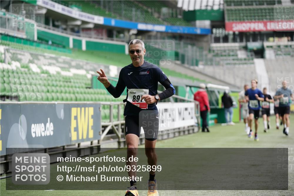 05.10.2025 - 20. swb-Marathon Bremen Michael Burmester http://msf.ph/oto/9325899 05.10.2025 12:46:34 Laufen im Stadion 256, 281, 609, 818, 891, 1091, 1246, 1521, 2163, 2228, 2276, 2585, 3054, 3084, 3381, 4274, 4617, 4758, 4848, 6849, 7526, 7583, 7675, 349, 649, 852, 943, 1091, 1307, 2545, 3807, 4786, 5132, 5588, 7028 meine-sportfotos.de