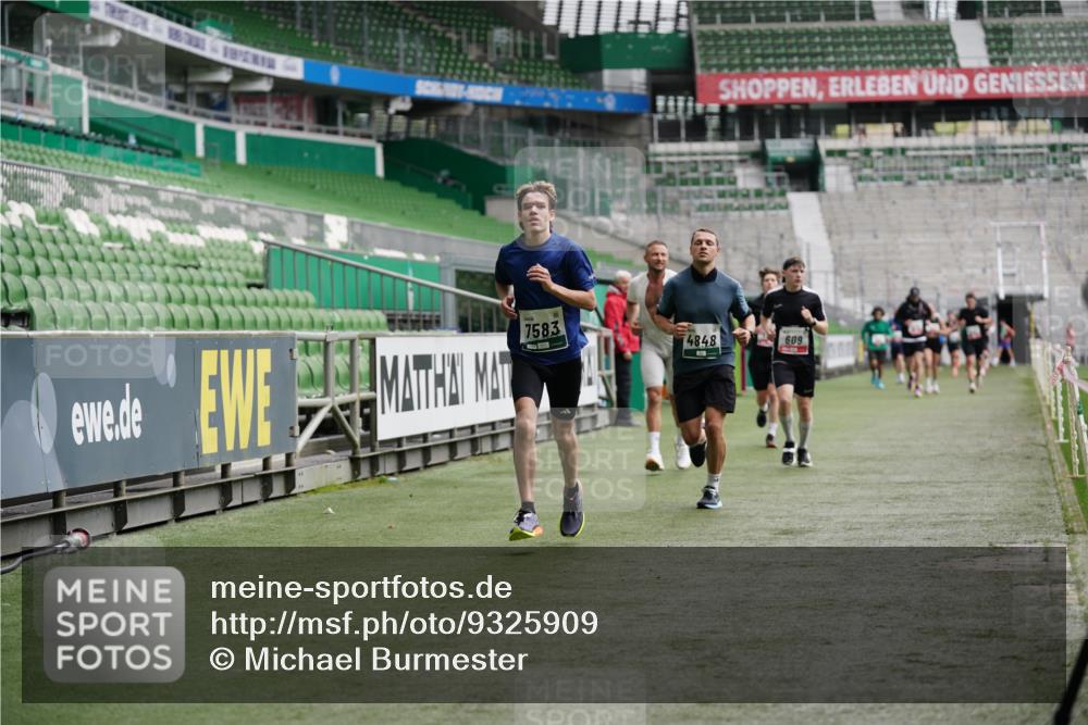 05.10.2025 - 20. swb-Marathon Bremen Michael Burmester http://msf.ph/oto/9325909 05.10.2025 12:46:38 Laufen im Stadion 256, 281, 502, 545, 609, 818, 862, 891, 1246, 1521, 2163, 2228, 2276, 2585, 3054, 3084, 3381, 4274, 4617, 4758, 4848, 6849, 7583, 7675, 349, 649, 852, 943, 1091, 1307, 2545, 3807, 5132, 5588, 7028, 7526 meine-sportfotos.de