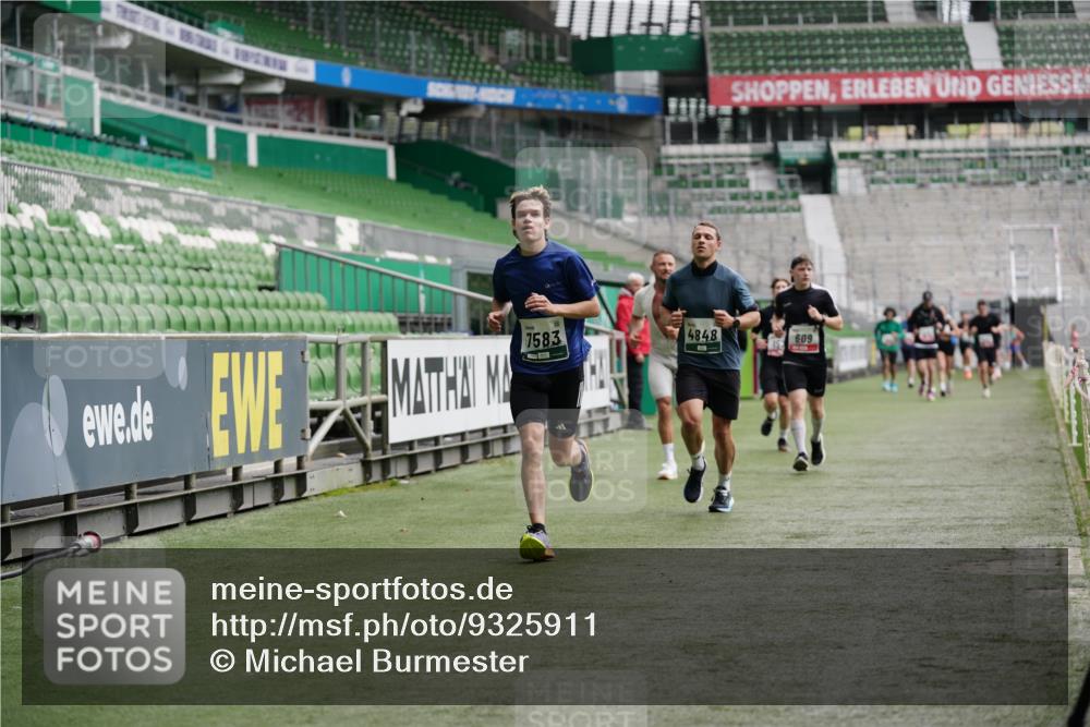 05.10.2025 - 20. swb-Marathon Bremen Michael Burmester http://msf.ph/oto/9325911 05.10.2025 12:46:38 Laufen im Stadion 256, 281, 502, 545, 609, 818, 862, 891, 1246, 1521, 2163, 2228, 2276, 2585, 3054, 3084, 3381, 4274, 4617, 4758, 4848, 6849, 7583, 7675, 349, 649, 852, 943, 1091, 1307, 2545, 3807, 5132, 5588, 7028, 7526 meine-sportfotos.de