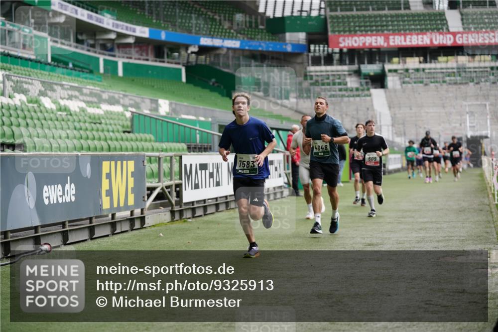 05.10.2025 - 20. swb-Marathon Bremen Michael Burmester http://msf.ph/oto/9325913 05.10.2025 12:46:38 Laufen im Stadion 256, 281, 502, 545, 609, 818, 862, 891, 1246, 1521, 2163, 2228, 2276, 2585, 3054, 3084, 3381, 4274, 4617, 4758, 4848, 6849, 7583, 7675, 349, 649, 852, 943, 1091, 1307, 2545, 3807, 5132, 5588, 7028, 7526 meine-sportfotos.de