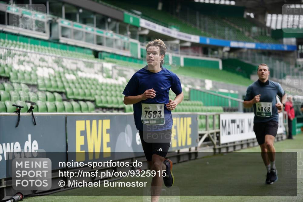05.10.2025 - 20. swb-Marathon Bremen Michael Burmester http://msf.ph/oto/9325915 05.10.2025 12:46:40 Laufen im Stadion 223, 256, 281, 502, 545, 609, 818, 862, 891, 1246, 1521, 2163, 2228, 2276, 2585, 3054, 3084, 3381, 4274, 4617, 4758, 4848, 6295, 6849, 7583, 7675, 349, 649, 852, 943, 1091, 1307, 2545, 3807, 5132, 5588, 7028, 7526 meine-sportfotos.de