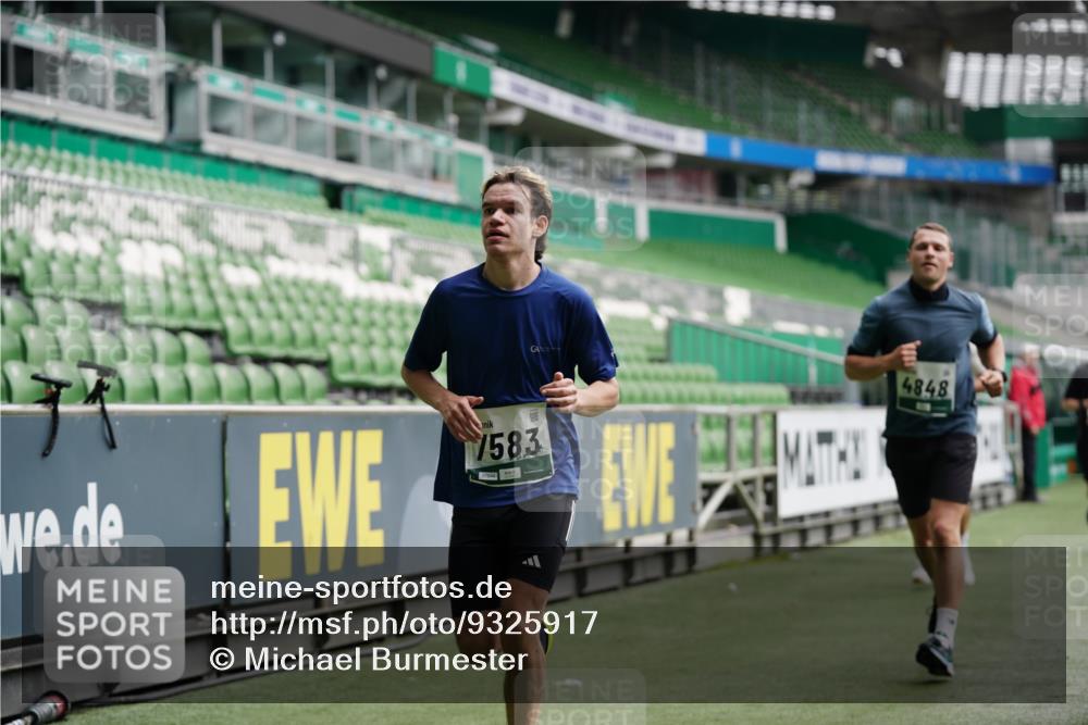 05.10.2025 - 20. swb-Marathon Bremen Michael Burmester http://msf.ph/oto/9325917 05.10.2025 12:46:40 Laufen im Stadion 223, 256, 281, 502, 545, 609, 818, 862, 891, 1246, 1521, 2163, 2228, 2276, 2585, 3054, 3084, 3381, 4274, 4617, 4758, 4848, 6295, 6849, 7583, 7675, 349, 649, 852, 943, 1091, 1307, 2545, 3807, 5132, 5588, 7028, 7526 meine-sportfotos.de