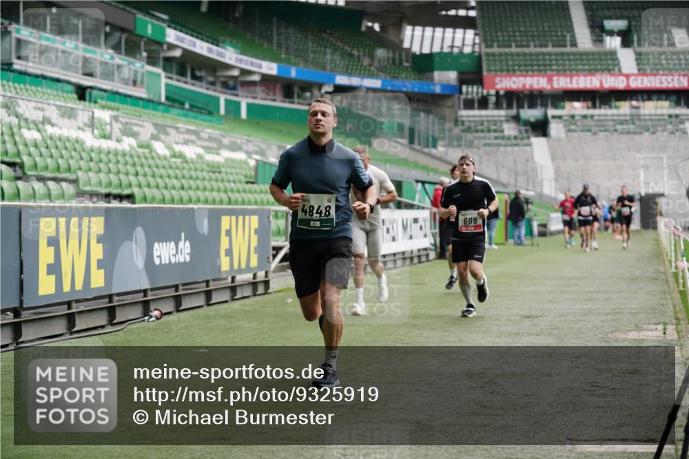 05.10.2025 - 20. swb-Marathon Bremen Michael Burmester http://msf.ph/oto/9325919 05.10.2025 12:46:41 Laufen im Stadion 223, 256, 281, 502, 545, 609, 818, 862, 891, 1246, 1521, 2163, 2228, 2276, 2585, 3054, 3084, 3381, 4274, 4617, 4758, 4848, 6295, 6849, 7583, 7675, 349, 649, 852, 943, 1091, 1307, 2545, 3807, 5588, 7028, 7526 meine-sportfotos.de