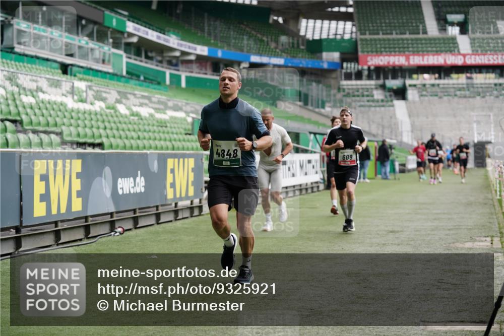 05.10.2025 - 20. swb-Marathon Bremen Michael Burmester http://msf.ph/oto/9325921 05.10.2025 12:46:41 Laufen im Stadion 223, 256, 281, 502, 545, 609, 818, 862, 891, 1246, 1521, 2163, 2228, 2276, 2585, 3054, 3084, 3381, 4274, 4617, 4758, 4848, 6295, 6849, 7583, 7675, 349, 649, 852, 943, 1091, 1307, 2545, 3807, 5588, 7028, 7526 meine-sportfotos.de