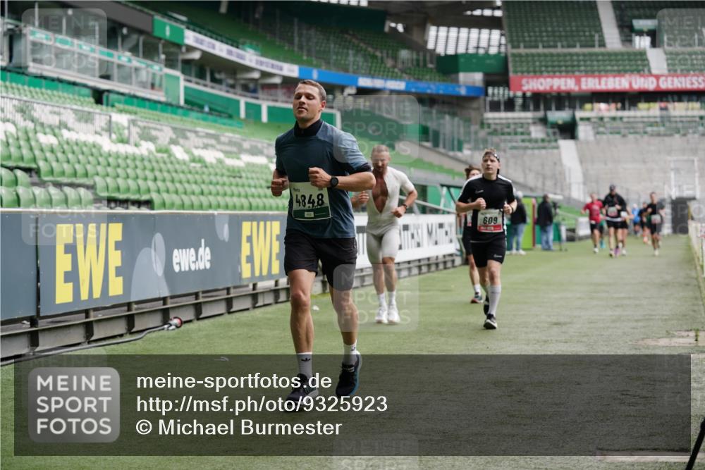 05.10.2025 - 20. swb-Marathon Bremen Michael Burmester http://msf.ph/oto/9325923 05.10.2025 12:46:41 Laufen im Stadion 223, 256, 281, 502, 545, 609, 818, 862, 891, 1246, 1521, 2163, 2228, 2276, 2585, 3054, 3084, 3381, 4274, 4617, 4758, 4848, 6295, 6849, 7583, 7675, 349, 649, 852, 943, 1091, 1307, 2545, 3807, 5588, 7028, 7526 meine-sportfotos.de