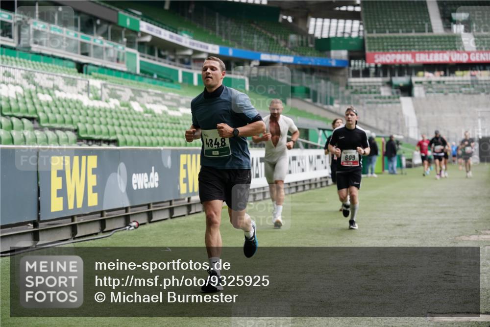 05.10.2025 - 20. swb-Marathon Bremen Michael Burmester http://msf.ph/oto/9325925 05.10.2025 12:46:41 Laufen im Stadion 223, 256, 281, 502, 545, 609, 818, 862, 891, 1246, 1521, 2163, 2228, 2276, 2585, 3054, 3084, 3381, 4274, 4617, 4758, 4848, 6295, 6849, 7583, 7675, 349, 649, 852, 943, 1091, 1307, 2545, 3807, 5588, 7028, 7526 meine-sportfotos.de