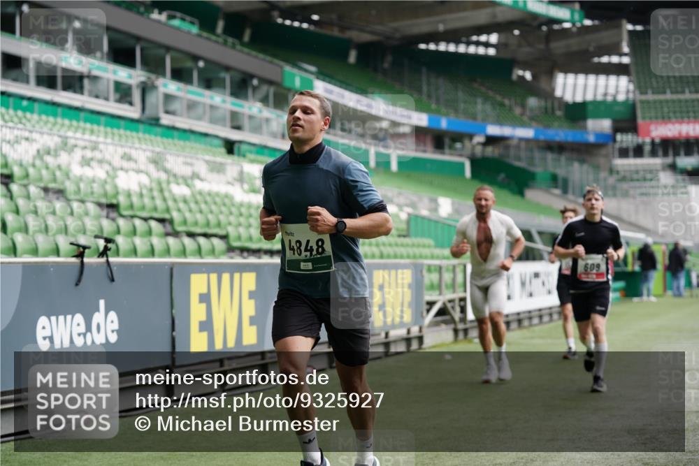 05.10.2025 - 20. swb-Marathon Bremen Michael Burmester http://msf.ph/oto/9325927 05.10.2025 12:46:42 Laufen im Stadion 223, 256, 281, 502, 545, 609, 818, 862, 891, 1246, 1521, 2163, 2228, 2276, 2585, 3054, 3084, 3381, 4274, 4617, 4758, 4848, 6295, 6849, 7583, 7675, 349, 649, 852, 943, 1091, 1307, 2545, 3807, 5588, 7028, 7526 meine-sportfotos.de