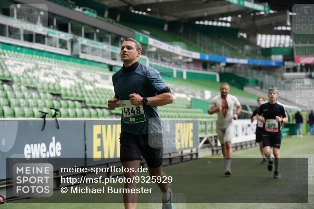 05.10.2025 - 20. swb-Marathon Bremen Michael Burmester http://msf.ph/oto/9325929 05.10.2025 12:46:42 Laufen im Stadion 223, 256, 281, 502, 545, 609, 818, 862, 891, 1246, 1521, 2163, 2228, 2276, 2585, 3054, 3084, 3381, 4274, 4617, 4758, 4848, 6295, 6849, 7583, 7675, 349, 649, 852, 943, 1091, 1307, 2545, 3807, 5588, 7028, 7526 meine-sportfotos.de