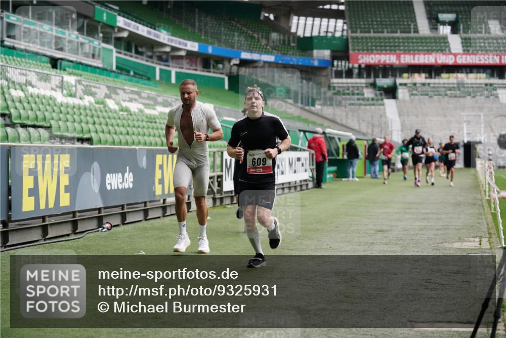 05.10.2025 - 20. swb-Marathon Bremen Michael Burmester http://msf.ph/oto/9325931 05.10.2025 12:46:43 Laufen im Stadion 223, 256, 281, 502, 545, 609, 818, 862, 891, 1246, 1521, 2163, 2228, 2276, 2585, 3054, 3084, 3381, 4274, 4617, 4758, 4848, 6295, 6849, 7583, 7675, 349, 649, 852, 943, 1091, 1307, 2545, 3807, 5588, 7028, 7526 meine-sportfotos.de