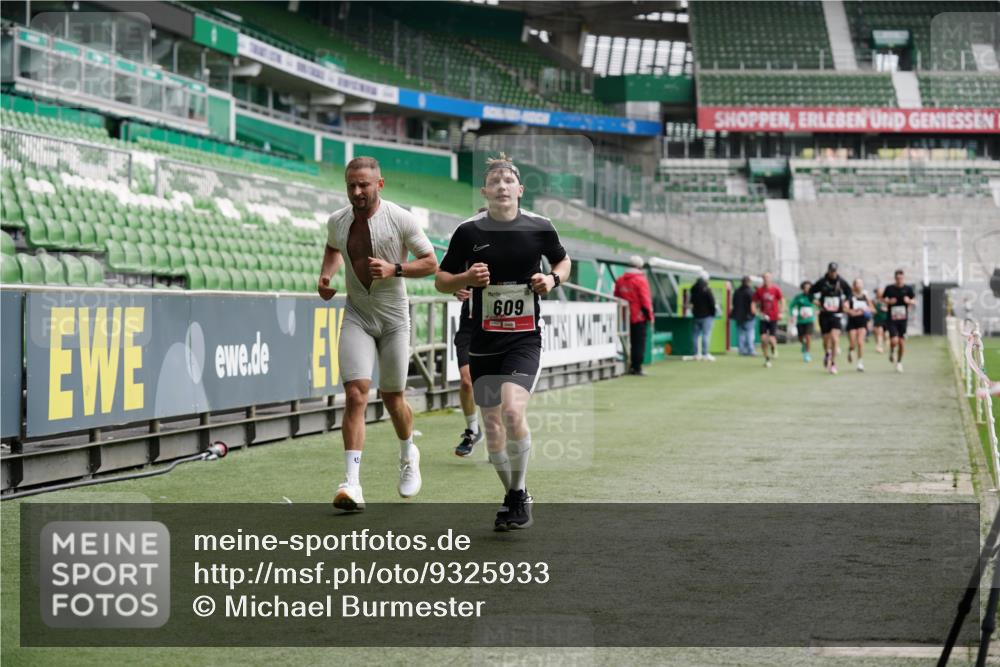 05.10.2025 - 20. swb-Marathon Bremen Michael Burmester http://msf.ph/oto/9325933 05.10.2025 12:46:43 Laufen im Stadion 223, 256, 281, 502, 545, 609, 818, 862, 891, 1246, 1521, 2163, 2228, 2276, 2585, 3054, 3084, 3381, 4274, 4617, 4758, 4848, 6295, 6849, 7583, 7675, 349, 649, 852, 943, 1091, 1307, 2545, 3807, 5588, 7028, 7526 meine-sportfotos.de
