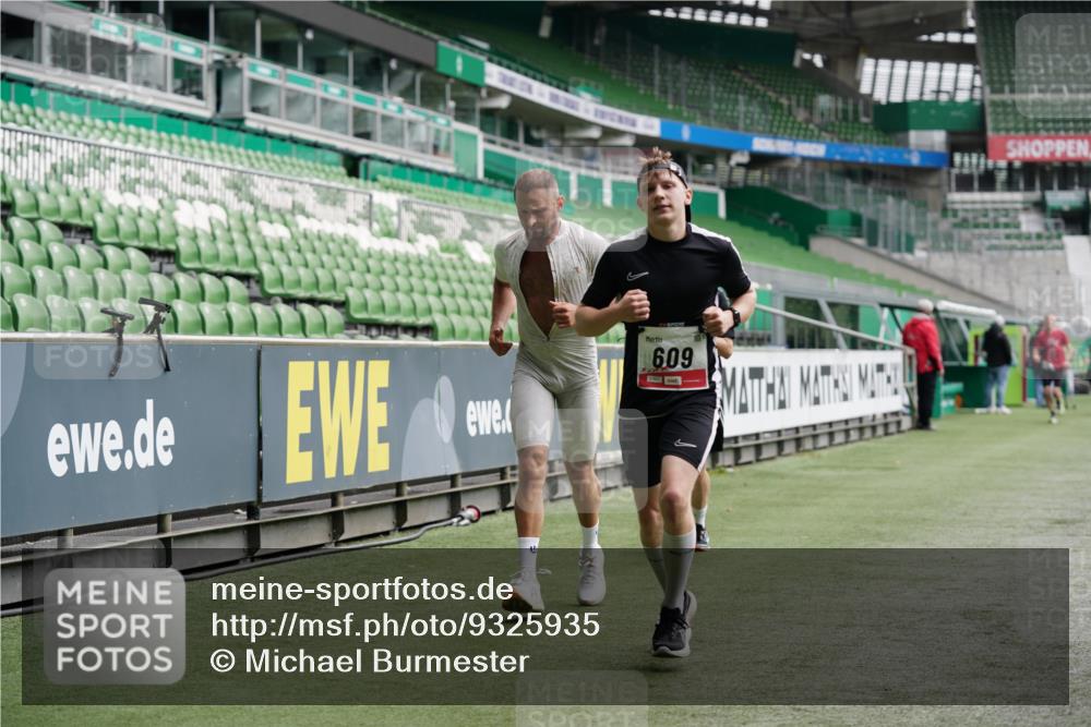 05.10.2025 - 20. swb-Marathon Bremen Michael Burmester http://msf.ph/oto/9325935 05.10.2025 12:46:44 Laufen im Stadion 223, 256, 281, 502, 545, 609, 818, 862, 891, 1246, 1521, 2163, 2228, 2276, 2585, 3054, 3084, 3381, 4274, 4617, 4758, 4848, 6295, 6849, 7583, 7675, 349, 649, 852, 943, 1091, 1307, 2545, 3807, 7028, 7526 meine-sportfotos.de