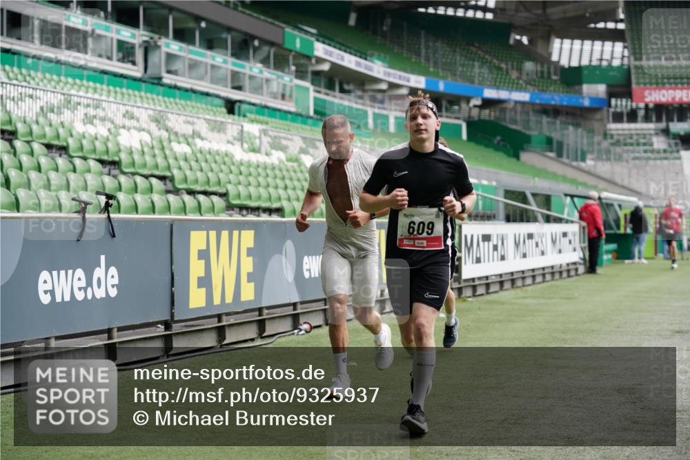 05.10.2025 - 20. swb-Marathon Bremen Michael Burmester http://msf.ph/oto/9325937 05.10.2025 12:46:44 Laufen im Stadion 223, 256, 281, 502, 545, 609, 818, 862, 891, 1246, 1521, 2163, 2228, 2276, 2585, 3054, 3084, 3381, 4274, 4617, 4758, 4848, 6295, 6849, 7583, 7675, 349, 649, 852, 943, 1091, 1307, 2545, 3807, 7028, 7526 meine-sportfotos.de