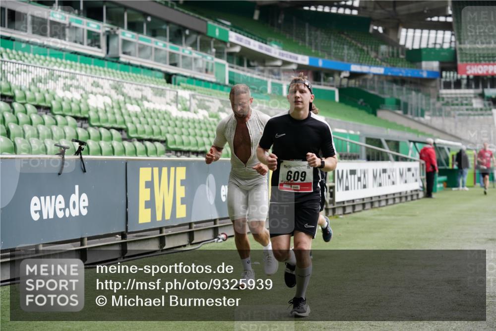 05.10.2025 - 20. swb-Marathon Bremen Michael Burmester http://msf.ph/oto/9325939 05.10.2025 12:46:44 Laufen im Stadion 223, 256, 281, 502, 545, 609, 818, 862, 891, 1246, 1521, 2163, 2228, 2276, 2585, 3054, 3084, 3381, 4274, 4617, 4758, 4848, 6295, 6849, 7583, 7675, 349, 649, 852, 943, 1091, 1307, 2545, 3807, 7028, 7526 meine-sportfotos.de