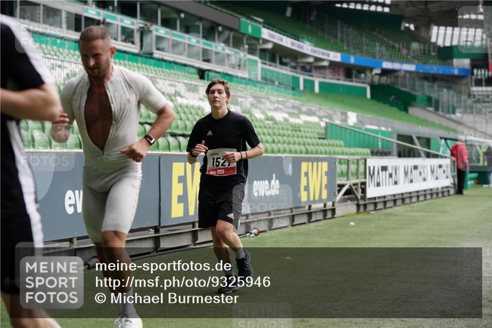 05.10.2025 - 20. swb-Marathon Bremen Michael Burmester http://msf.ph/oto/9325946 05.10.2025 12:46:45 Laufen im Stadion 223, 256, 281, 502, 505, 545, 609, 818, 862, 891, 1246, 1521, 2163, 2228, 2276, 2585, 3054, 3084, 3381, 4274, 4617, 4758, 4848, 6295, 6849, 7583, 7675, 649, 852, 943, 1091, 1307, 2545, 3807, 7028, 7526 meine-sportfotos.de
