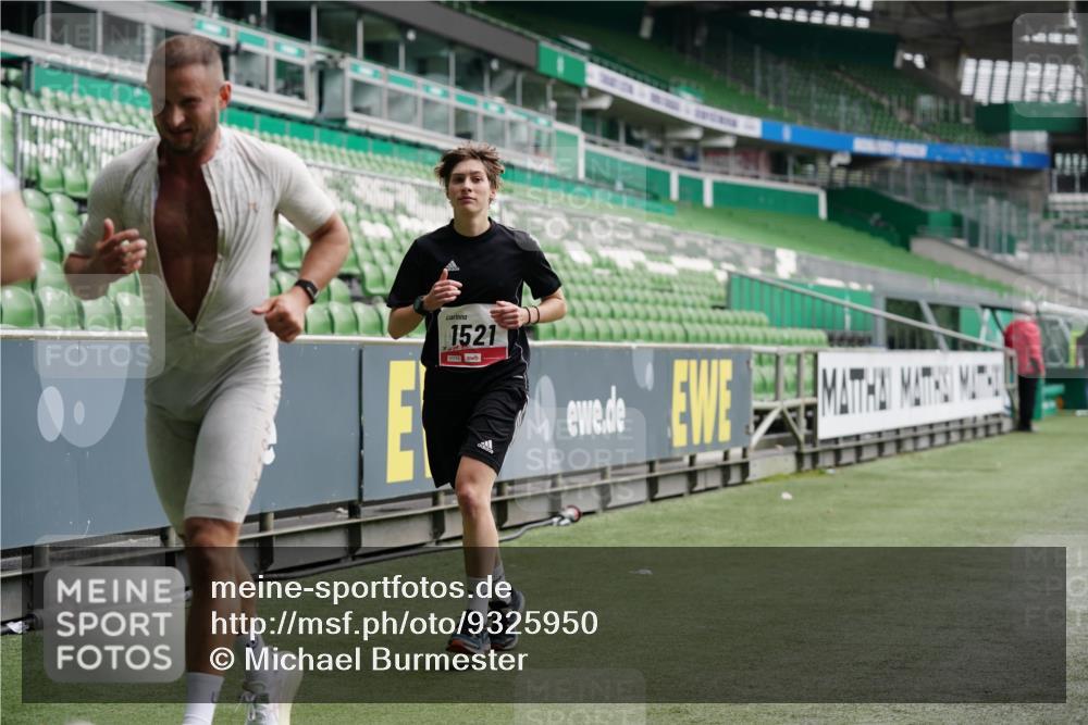 05.10.2025 - 20. swb-Marathon Bremen Michael Burmester http://msf.ph/oto/9325950 05.10.2025 12:46:45 Laufen im Stadion 223, 256, 281, 502, 505, 545, 609, 818, 862, 891, 1246, 1521, 2163, 2228, 2276, 2585, 3054, 3084, 3381, 4274, 4617, 4758, 4848, 6295, 6849, 7583, 7675, 649, 852, 943, 1091, 1307, 2545, 3807, 7028, 7526 meine-sportfotos.de