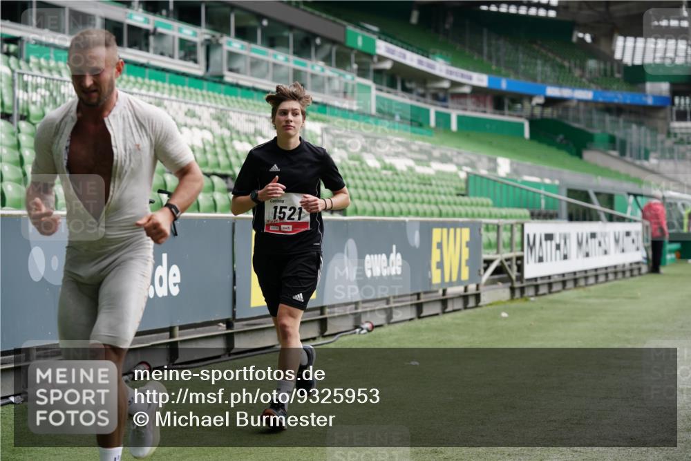 05.10.2025 - 20. swb-Marathon Bremen Michael Burmester http://msf.ph/oto/9325953 05.10.2025 12:46:45 Laufen im Stadion 223, 256, 281, 502, 505, 545, 609, 818, 862, 891, 1246, 1521, 2163, 2228, 2276, 2585, 3054, 3084, 3381, 4274, 4617, 4758, 4848, 6295, 6849, 7583, 7675, 649, 852, 943, 1091, 1307, 2545, 3807, 7028, 7526 meine-sportfotos.de