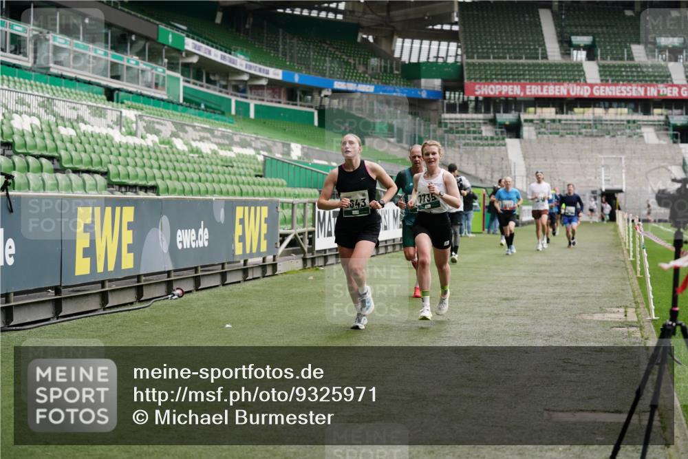 05.10.2025 - 20. swb-Marathon Bremen Michael Burmester http://msf.ph/oto/9325971 05.10.2025 12:47:54 Laufen im Stadion 344, 346, 391, 442, 564, 656, 770, 1205, 1370, 1526, 1607, 1642, 1646, 2241, 2360, 2472, 2482, 2613, 2643, 2656, 2872, 3061, 3768, 4215, 4255, 4291, 4313, 5264, 5656, 5831, 5918, 6804, 7070, 7170, 7176, 7492, 7735, 7831, 7900, 8013, 8729, 223, 265, 391, 502, 505, 545, 862, 1635, 2939, 4966, 4988, 6295 meine-sportfotos.de