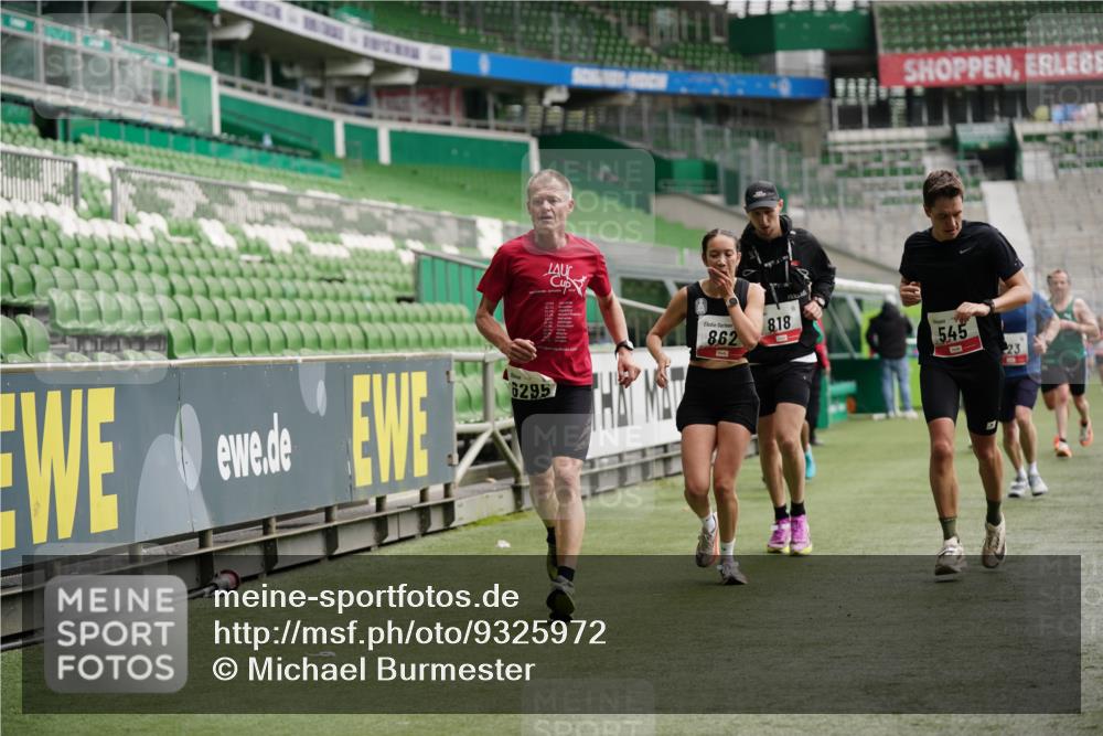 05.10.2025 - 20. swb-Marathon Bremen Michael Burmester http://msf.ph/oto/9325972 05.10.2025 12:46:52 Laufen im Stadion 223, 256, 265, 281, 502, 505, 545, 609, 818, 862, 891, 1246, 1521, 1635, 2163, 2276, 2585, 2939, 3054, 3084, 3381, 4274, 4617, 4758, 4848, 4966, 4988, 6295, 6849, 7583, 7675, 1091, 2228, 2545, 4274, 7526 meine-sportfotos.de