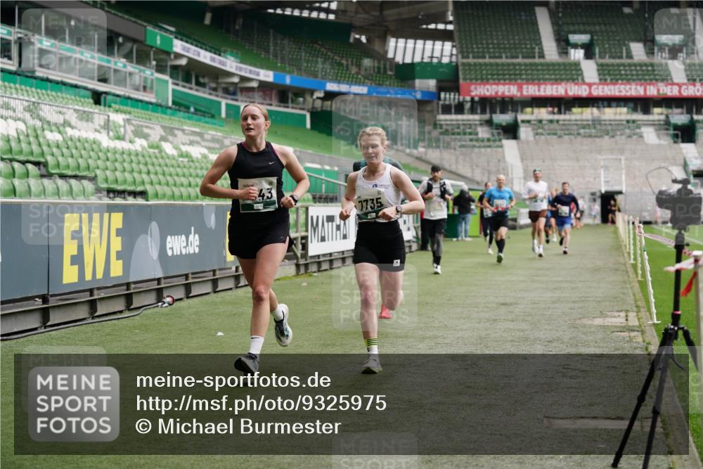 05.10.2025 - 20. swb-Marathon Bremen Michael Burmester http://msf.ph/oto/9325975 05.10.2025 12:47:55 Laufen im Stadion 344, 346, 442, 564, 656, 770, 1205, 1370, 1526, 1607, 1642, 1646, 2241, 2360, 2472, 2482, 2613, 2643, 2656, 2872, 3061, 3768, 4215, 4255, 4291, 4313, 5264, 5656, 5831, 5918, 6804, 7070, 7170, 7176, 7492, 7735, 7831, 7900, 8013, 8729, 223, 265, 391, 502, 505, 545, 862, 1635, 2939, 4966, 4988, 6295 meine-sportfotos.de