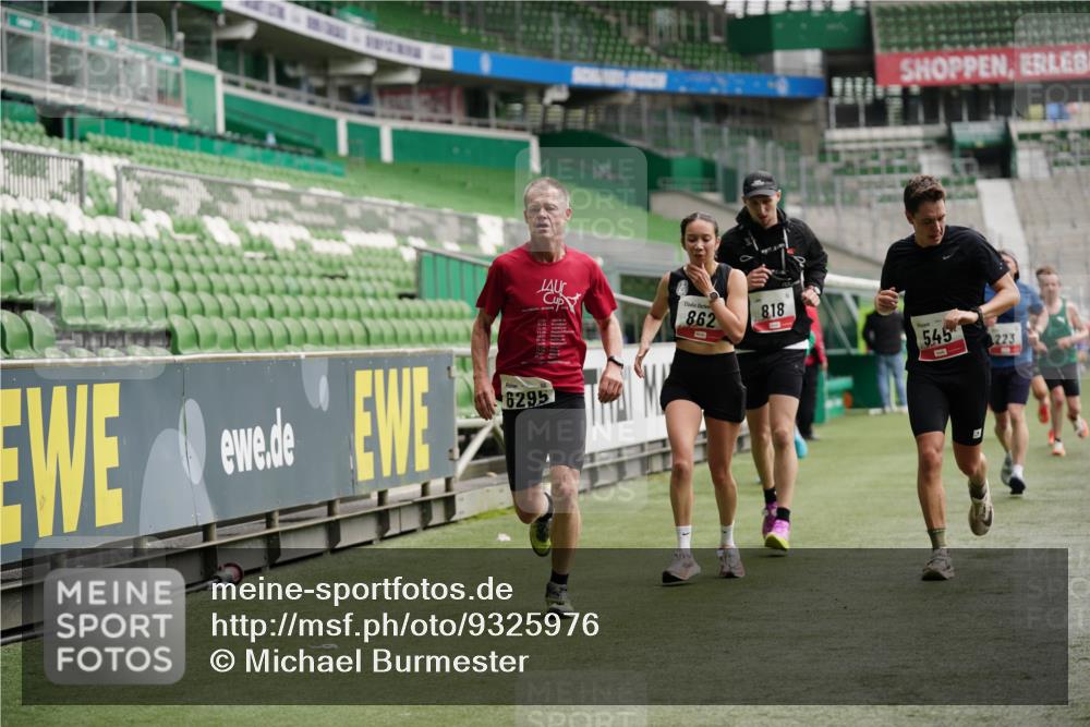 05.10.2025 - 20. swb-Marathon Bremen Michael Burmester http://msf.ph/oto/9325976 05.10.2025 12:46:52 Laufen im Stadion 223, 256, 265, 281, 502, 505, 545, 609, 818, 862, 891, 1246, 1521, 1635, 2163, 2276, 2585, 2939, 3054, 3084, 3381, 4274, 4617, 4758, 4848, 4966, 4988, 6295, 6849, 7583, 7675, 1091, 2228, 2545, 4274, 7526 meine-sportfotos.de