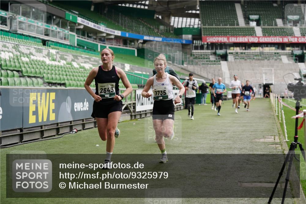 05.10.2025 - 20. swb-Marathon Bremen Michael Burmester http://msf.ph/oto/9325979 05.10.2025 12:47:55 Laufen im Stadion 344, 346, 442, 564, 656, 770, 1205, 1370, 1526, 1607, 1642, 1646, 2241, 2360, 2472, 2482, 2613, 2643, 2656, 2872, 3061, 3768, 4215, 4255, 4291, 4313, 5264, 5656, 5831, 5918, 6804, 7070, 7170, 7176, 7492, 7735, 7831, 7900, 8013, 8729, 223, 265, 391, 502, 505, 545, 862, 1635, 2939, 4966, 4988, 6295 meine-sportfotos.de