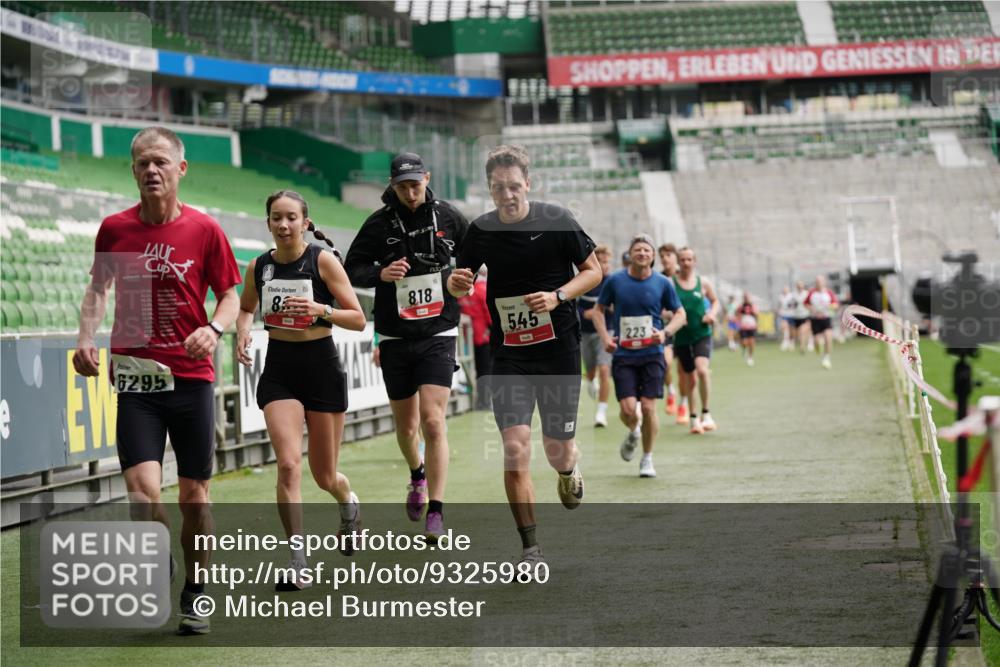 05.10.2025 - 20. swb-Marathon Bremen Michael Burmester http://msf.ph/oto/9325980 05.10.2025 12:46:53 Laufen im Stadion 223, 256, 265, 281, 502, 505, 545, 609, 818, 862, 891, 1246, 1521, 1635, 2163, 2276, 2585, 2939, 3054, 3084, 3381, 4617, 4758, 4848, 4966, 4988, 6295, 6849, 7583, 7675, 1091, 2228, 4274, 7526 meine-sportfotos.de